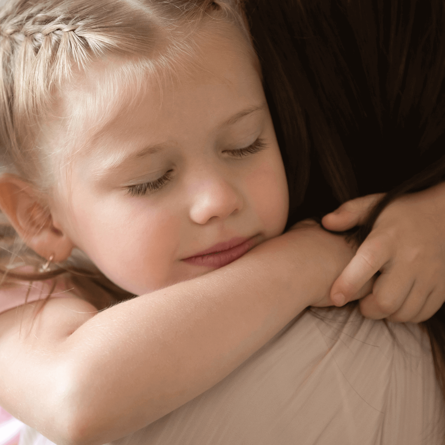 How a Gratitude Jar Introduces Thankfulness to Children and Toddlers | Blonde toddler girl hugging her mum | Family New Year - Clair de Lune UK