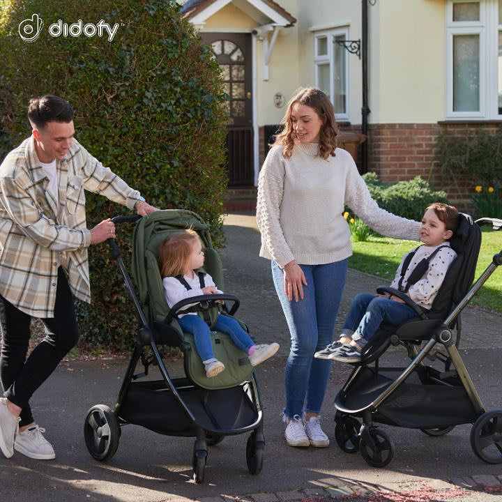 Mom and dad pushing their kids to school in the Didofy Stargazer Lightweight Strollers in green and black | Didofy | Pushchairs and Travel Systems | Baby & Kid Travel - Clair de Lune UK